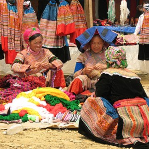 phien cho bac ha 300x300 - Vài nét văn hóa của dân tộc Mông